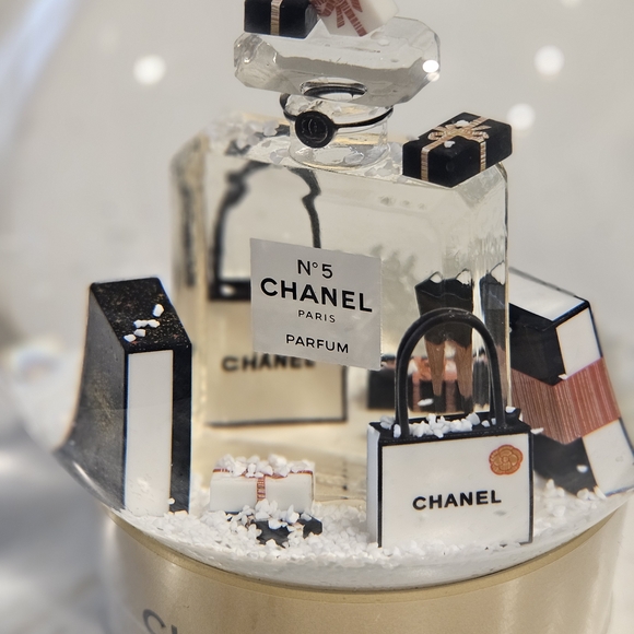 Chanel Snow #5 Gorgeous Snowglobe w/Box - Picture 4 of 9